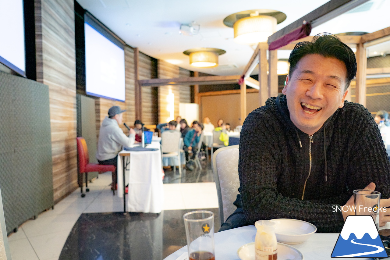 井山敬介さんと秋元日菜子さんのコンビは今年も健在！さらに、サプライズゲストも登場？！憧れのスキーヤーと一緒に雪と戯れ、『いちえ』の美味しいランチをいただく…。夢のようなイベント。めもるホールディングス presents プロスキーヤー・井山敬介さんと行く｜ダイナスティスキーリゾート